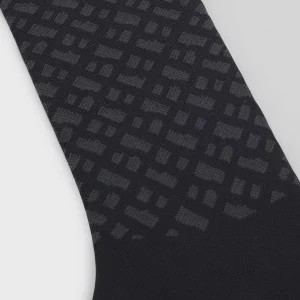 BLACK MOISTURE-WICKING CYCLING SOCKS WITH SEAMLESS CONSTRUCTION