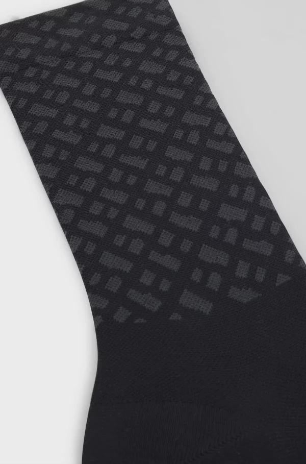 BLACK MOISTURE-WICKING CYCLING SOCKS WITH SEAMLESS CONSTRUCTION